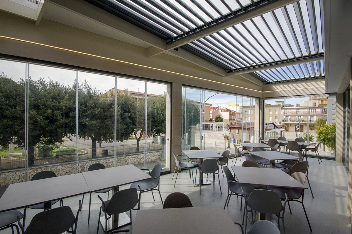 pergola bioclimatica per un lounge bar