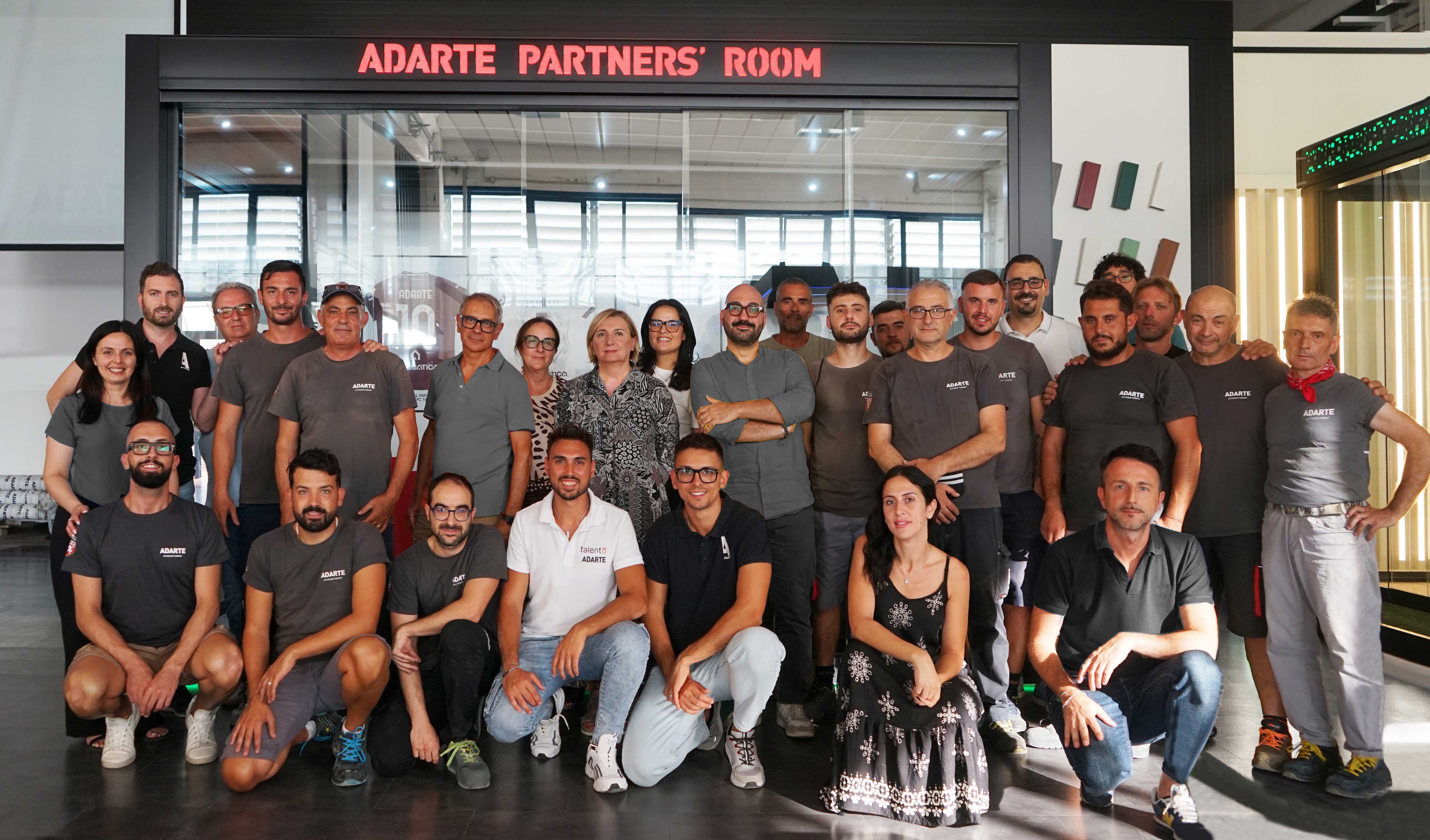 Il team ADARTE davanti all'ADARTE Partners Room