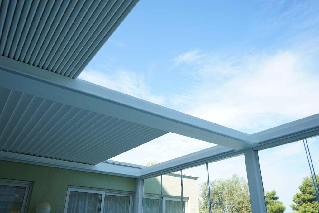 Pergola Retra con copertura aperta