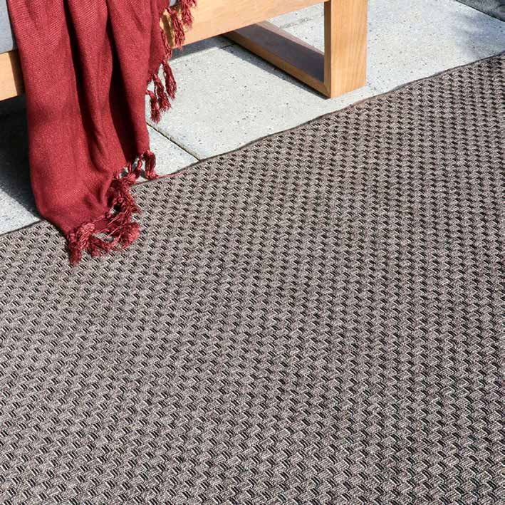 Dettaglio tessitura tappeto TRAMA in ambiente outdoor