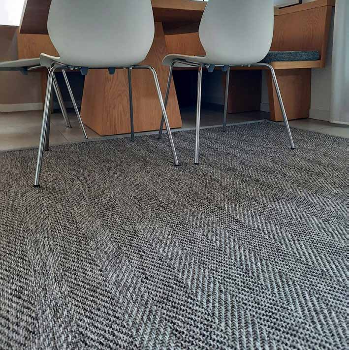 Tappeto TRAMA in uno spazio living outdoor