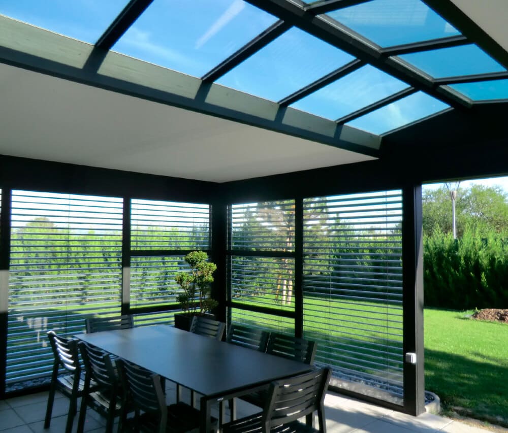 Biotermica A303 Fix con lamelle orientabili su un giardino